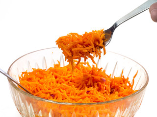 salade de carottes râpées sur fourchette au-dessus du saladier