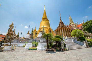 Fototapeta premium Świątynia Szmaragdowego Buddy (Wat Phra Kaew) Znajduje się na terenie Wielkiego Pałacu Zewnętrzny dziedziniec East Sanam Luang Phra Borom Maha Ratchawang Subdistrict, Phra Nakhon District, Bangkok, Tajlandia