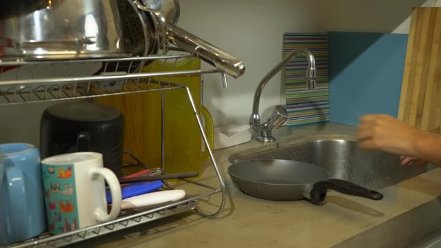 Lavando e secando uma frigideira