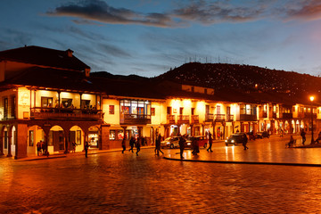 Nocny widok Plaza de Armas w Cuzco