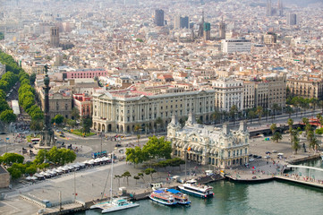 Obraz premium Aerial view of La Rambla near the waterfront with Columbus statue in Barcelona, Spain