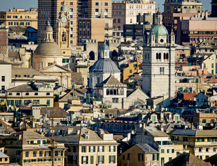 Le chiese e i campanili del centro storico della città antica di Genova. 