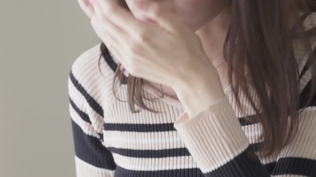 女性　風邪　咳