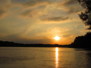Letni zach&oacute;d słońca nad jeziorem Rusałka. 
