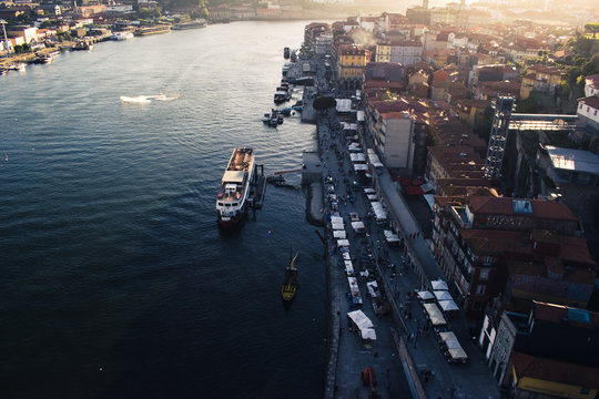 Vista a&eacute;rea de la ciudad de Oporto y el r&iacute;o Duero desde el puente Luis I con luz de atardecer