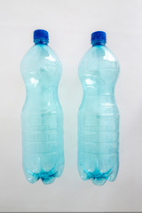 deux bouteilles en plastique recyclable