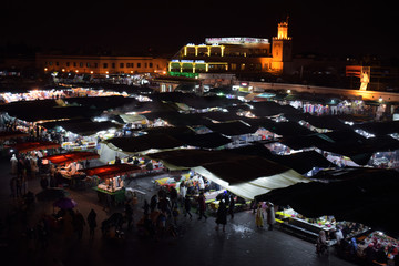 Obraz premium Vista aérea de los puestos de comida callejeros en la plaza Jemaa El Fna en Marrakech por la noche