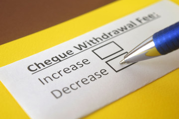 Obraz premium One person is answering question about cheque withdrawal fee.