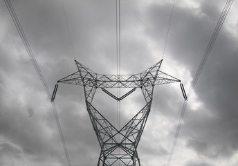 Tour pour ligne électrique de haute tension en forêt canadienne au Québec