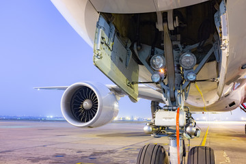 Nahaufnahme von Flugzeug Triebwerk und Fahrwerk  © romanb321
