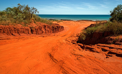 Western Australia – Outback sand track for 4WD car downhill to the ocean at Dampier Peninsula