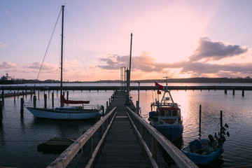 Plakat Marina mit Fischerboot und Yacht am Steg 