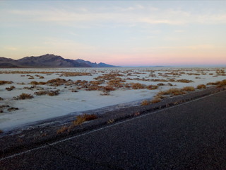 Krajobraz z wyschniętym jeziorem na tle gór na pustyni w Utah USA przed zachodem słońca