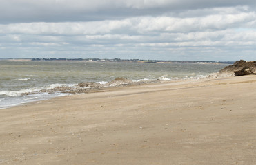 Piriac sur Mer en Loire Atlantique en Bretagne magnifique rivage de sable doré plage où viennent mourir les vagues et côte de rochers plongeant dans l'océan
