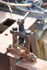 Metal vice (vise) for fixing pipes.