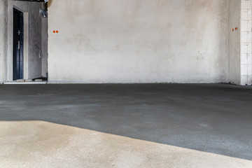 Floor expansion tape at the bottom of the wall on the newly made floor in the house to prevent the floor from cracking.