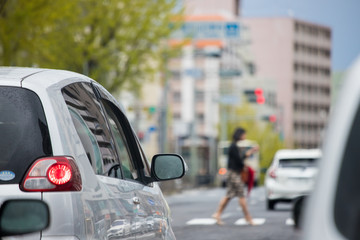 道路で信号待ちの車の列