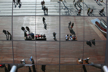 vista piazza con persone dal riflesso specchio dall'alto - obrazy, fototapety, plakaty