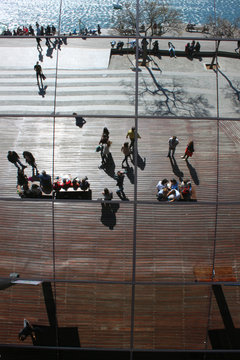 vista piazza con persone dal riflesso specchio dall'alto