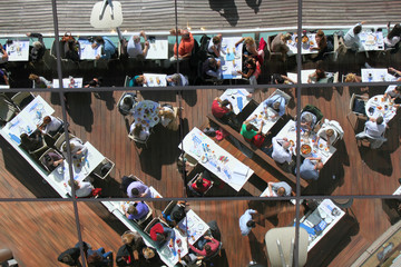 Obraz premium vista piazza con persone dal riflesso specchio dall'alto