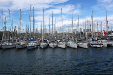Fototapeta na wymiar porto barcellona con varie barche 
