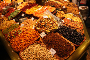 frutta secca in vendita sul banco del mercato coperto con luce artificiale