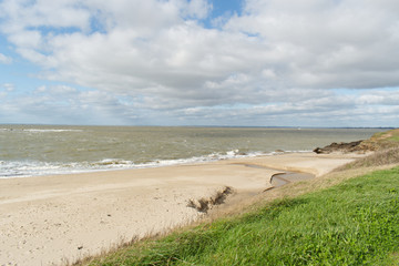Piriac sur Mer en Loire Atlantique en Bretagne magnifique rivage de sable doré plage où viennent mourir les vagues et côte de rochers plongeant dans l'océan