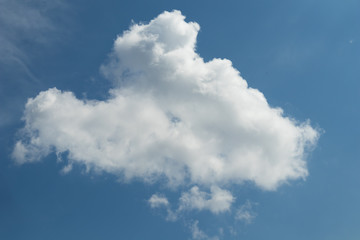 Nubes con el cielo azul de fondo