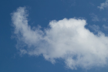 Nubes con el cielo azul de fondo