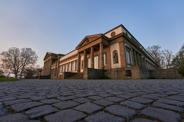 Östlicher Fasaden Teil von Schloss Rosenstein im Schloss Garten Stuttgart, bei Sonnenaufgang von...