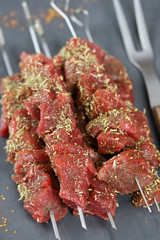 brochettes de boeuf crues