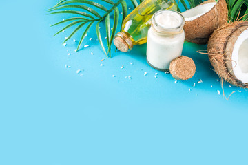 Obraz na płótnie Canvas Coconut oil with fresh coconuts