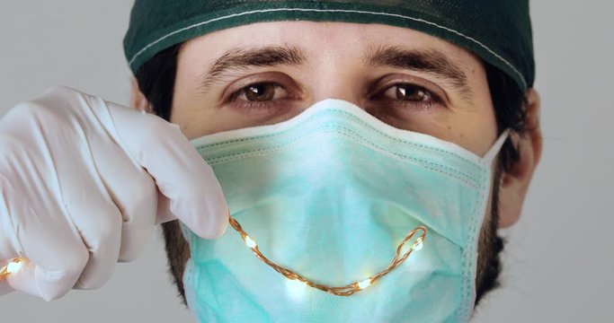 Medico sorride per dare gioia ai pazienti affetti da Coronavirus in Ospedale