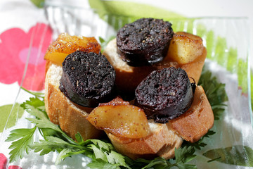 Mini bouchees de boudin noir antillais aux pommes à la cannelle