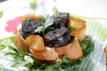 Mini bouchees de boudin noir antillais aux pommes à la cannelle