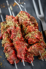 brochettes de boeuf crues