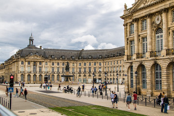 Fototapeta premium Place de la Bourse par temps nuageux (Bordeaux, France)