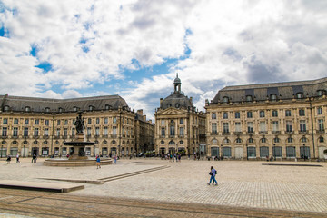 Obraz premium Place de la Bourse par temps nuageux (Bordeaux, France)
