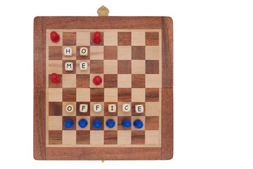 Rote Spielfiguren auf kleinem Schachbrett machen Home Office und bleiben auf distanz