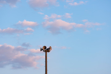スピーカーと空