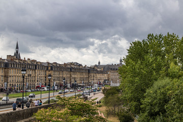 Bords de la Garonne par temps nuageux (Bordeaux, France)