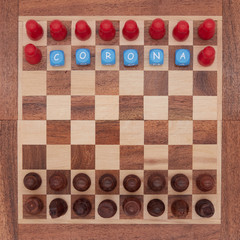 Klassische schwarze Schachfiguren, treten gegen roten Corona Spieler an