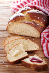 Hefezopf mit Butter und Marmelade