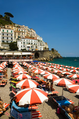 Verhoogde weergave van beroemde rijen strandstoelen en parasols op het strand van Positano, aan de Italiaanse kust van Amalfi