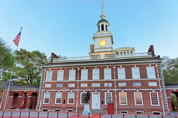 Obraz premium Independence Hall in Chestnut Street in Philadelphia in evening