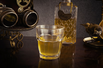 Cappello ingranaggi  e occhiali Steampunk  con whisky
