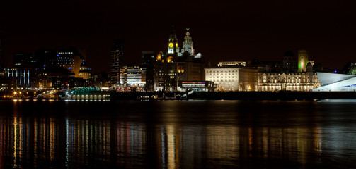 Fototapeta na wymiar Liverpool waterfront night shot 1