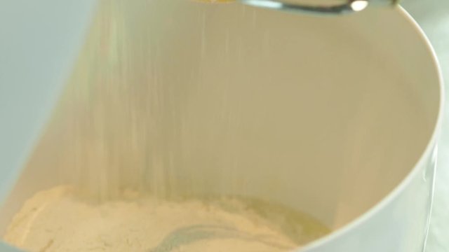 Despejando farinha na tigela
