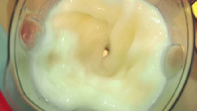 Batendo suco de abacaxi no liquidificador
