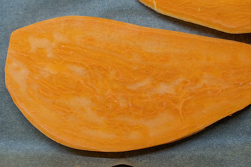 Süßkartoffelscheiben liegen auf einem Backblech 